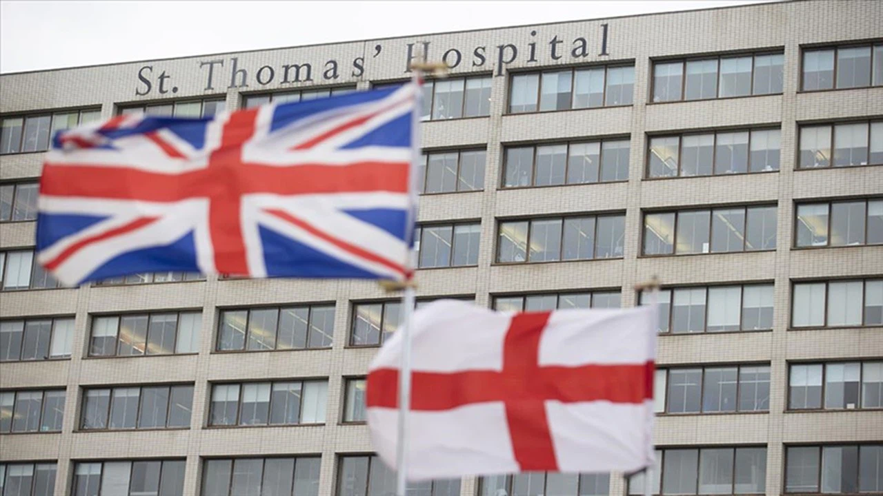 İngiltere'de doktor ve hemşireler ücretlerin yetersizliği nedeniyle eylem başlattı