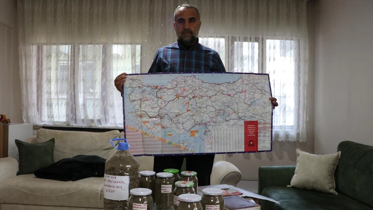 15 Temmuz şehitlerinin mezarlarını tek tek dolaşıp kabir toprağı biriktirdi