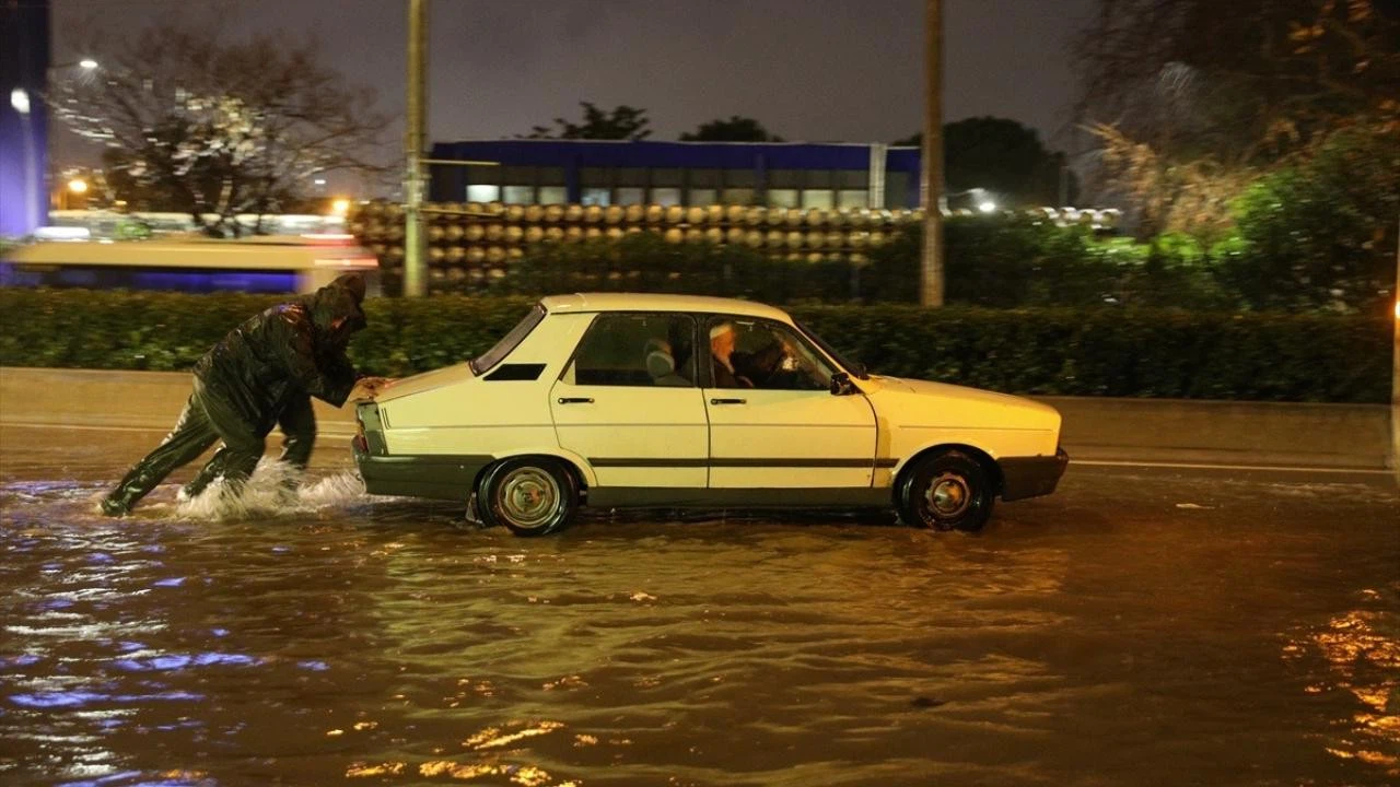 İzmir'de sağanak etkili oluyor!