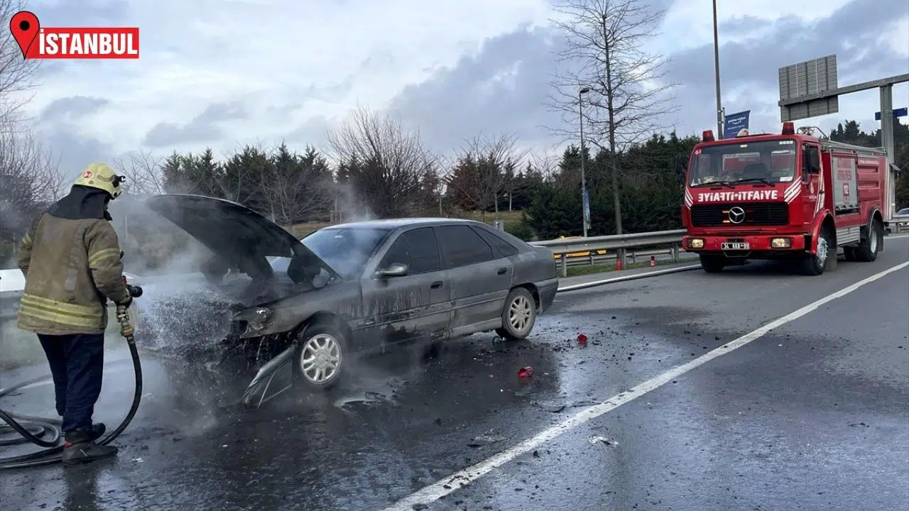 Bayrampaşa'da seyir halindeki otomobil yandı