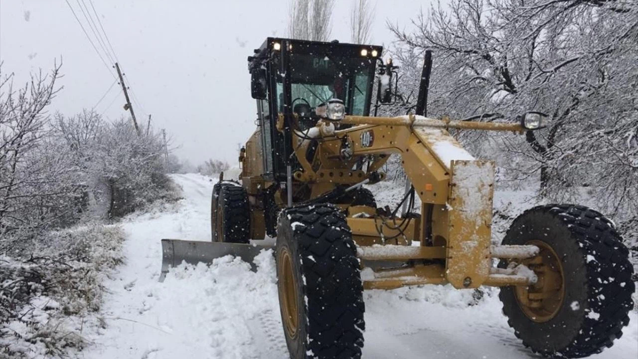 Elazığ'da kar nedeniyle 2 yerleşim yerine ulaşım sağlanamıyor