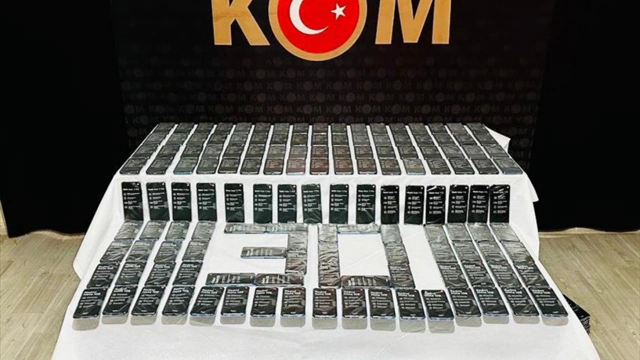 Hakkari'de gümrük kaçağı 395 telefon ele geçirildi
