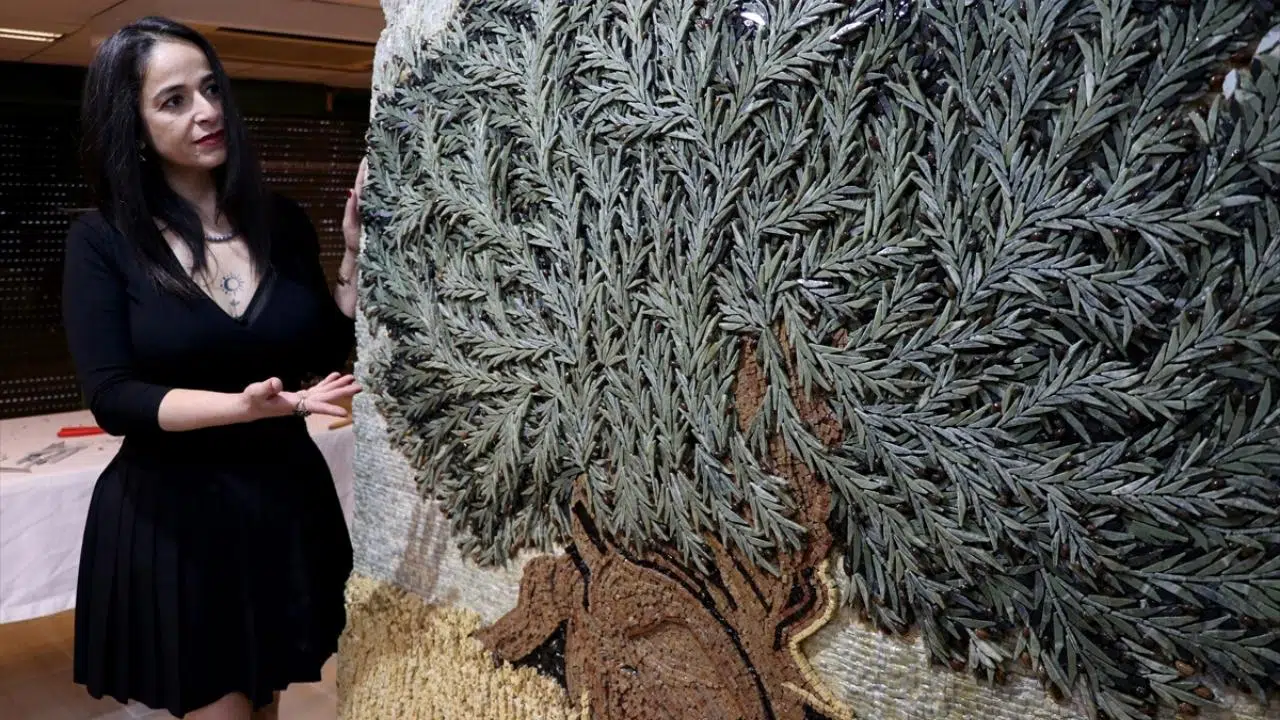 Hatay'da 500 bin doğal taşla 3 boyutlu zeytin ağacı mozaiği yapıldı