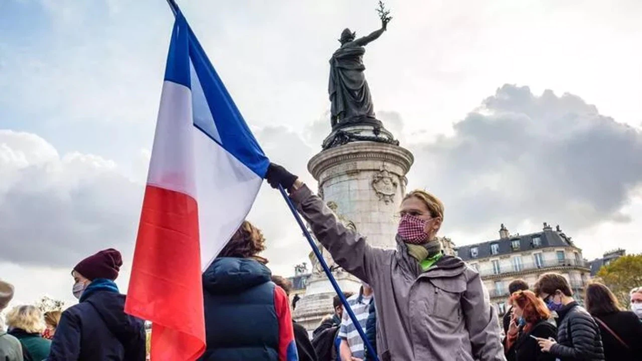 Elysee Sarayı'nın duvarları titremeli