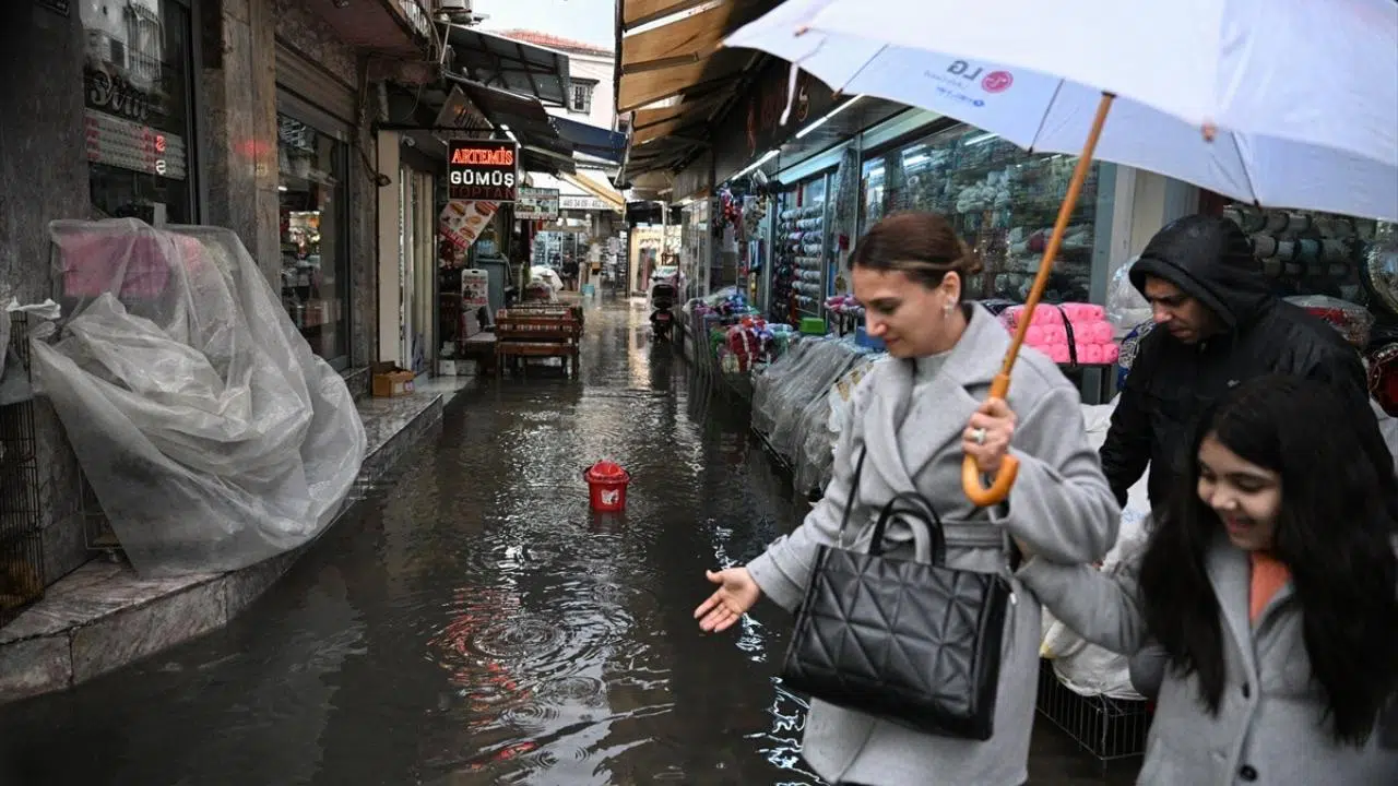 İzmir'de sağanak su baskınlarına neden oldu