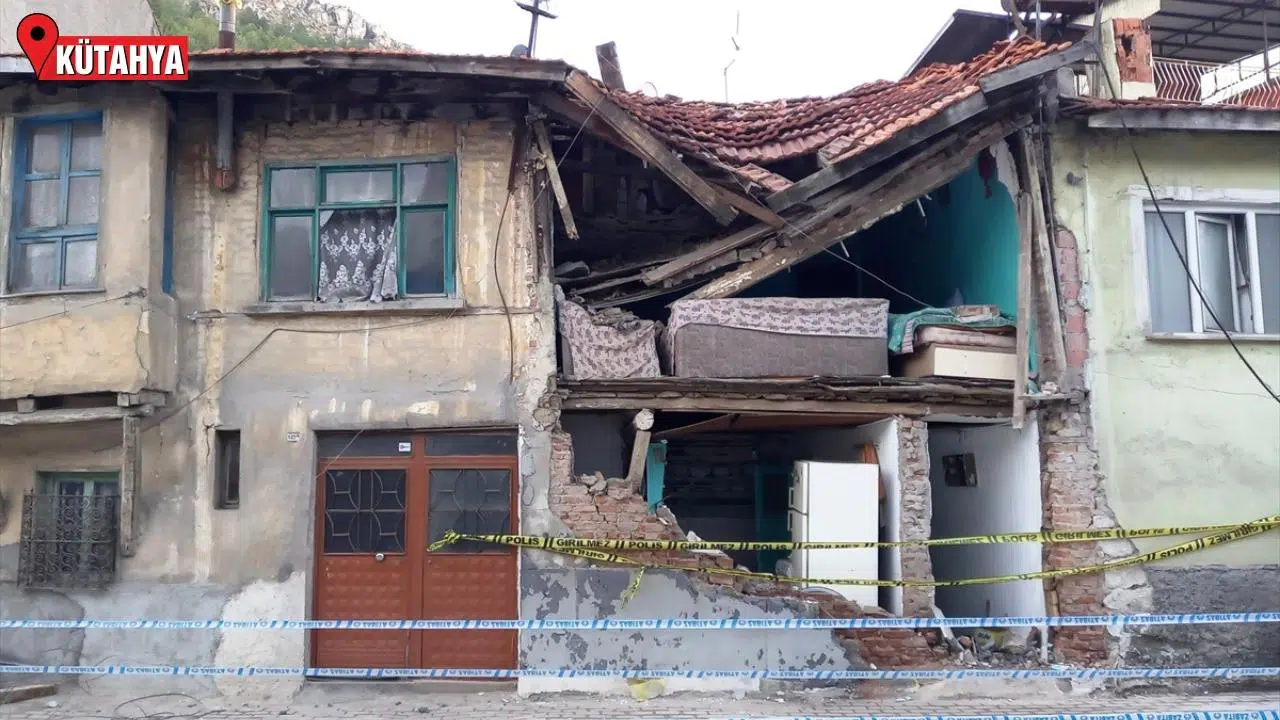 Kütahya'da gaz sıkışması nedeniyle evin duvarı çöktü