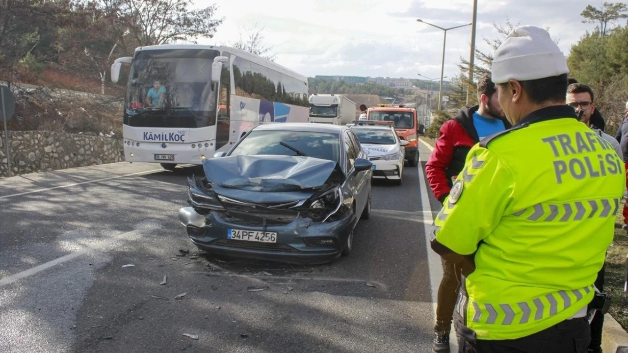 Uşak'ta zincirleme trafik kazasında 4 kişi yaralandı