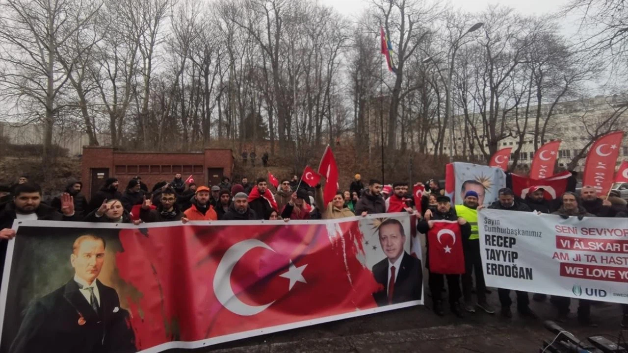 İsveç'te terör örgütünün provokasyonu protesto edildi