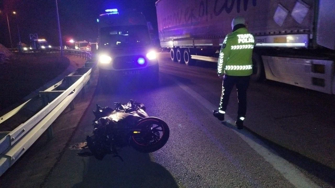 Bursa'da bariyerlere çarpan motosikletteki kişi yaşamını yitirdi