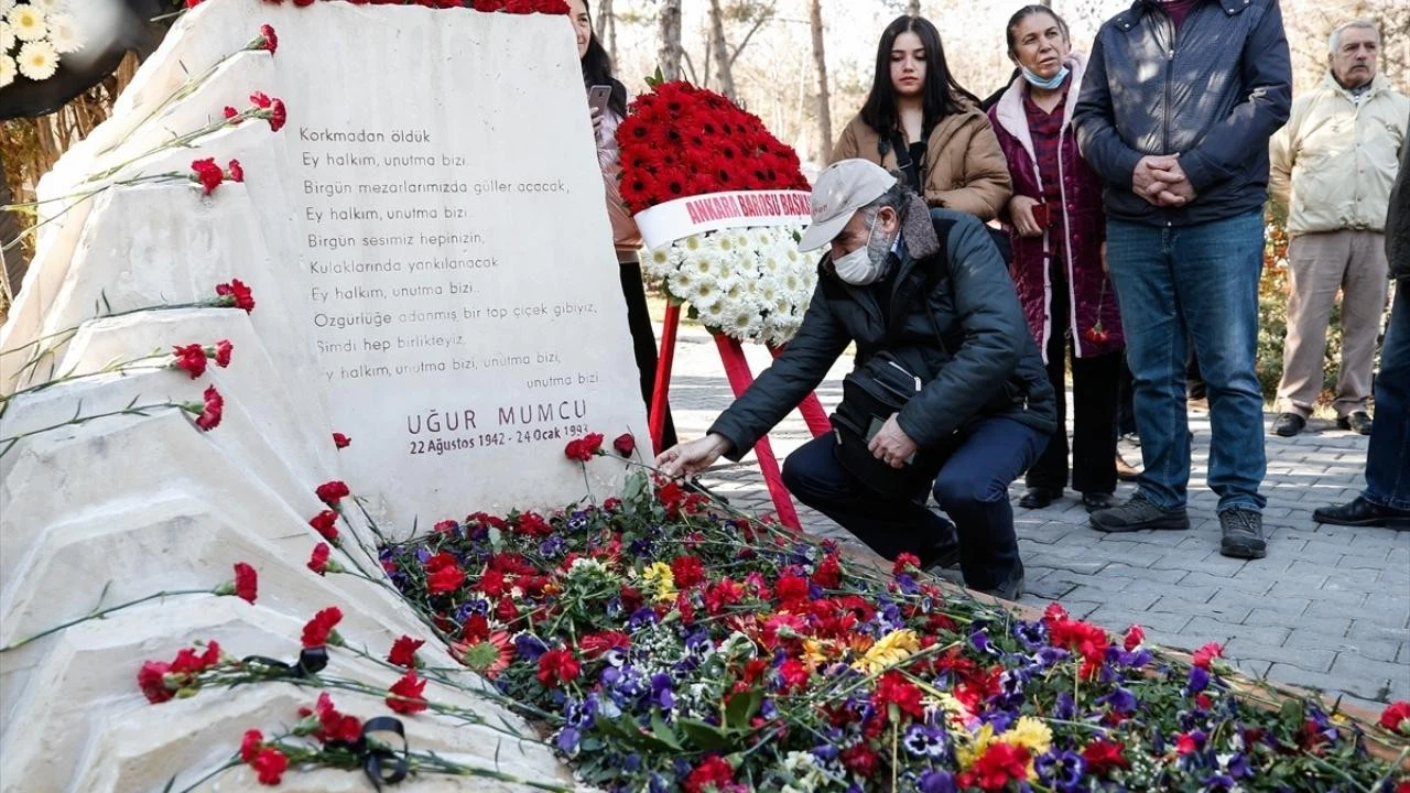 Gazeteci-yazar Uğur Mumcu ölümünün 30'uncu yılında mezarı başında anıldı