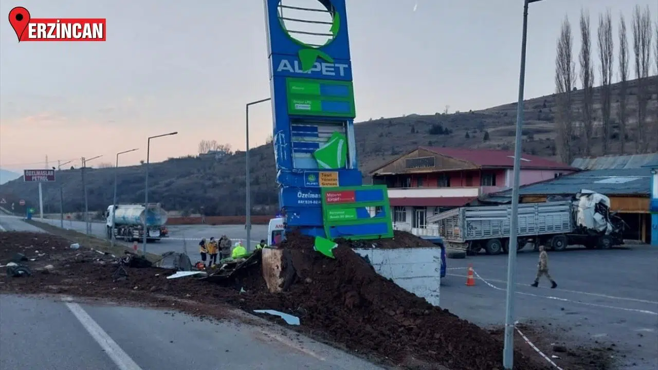 Erzincan'da reklam panosuna çarpan tırın sürücüsü öldü