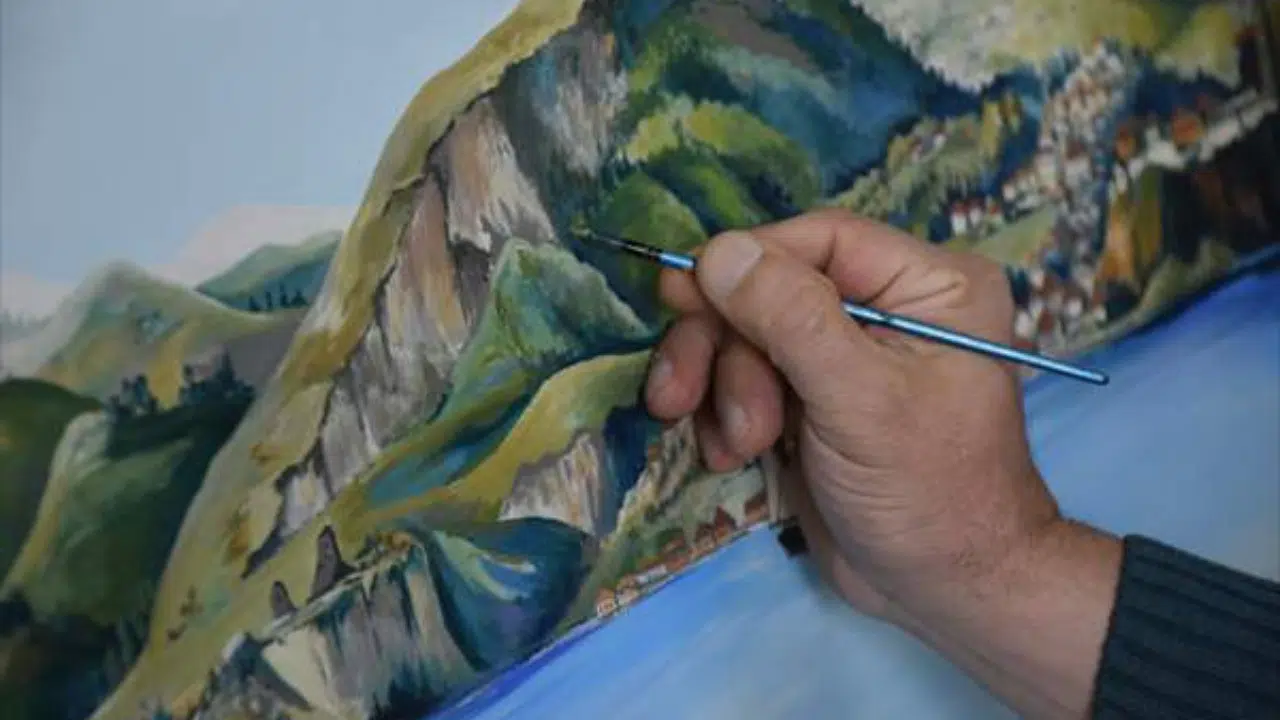 Trabzonlu ressamlar fırçalarıyla kentin duvarlarını renklendiriyor