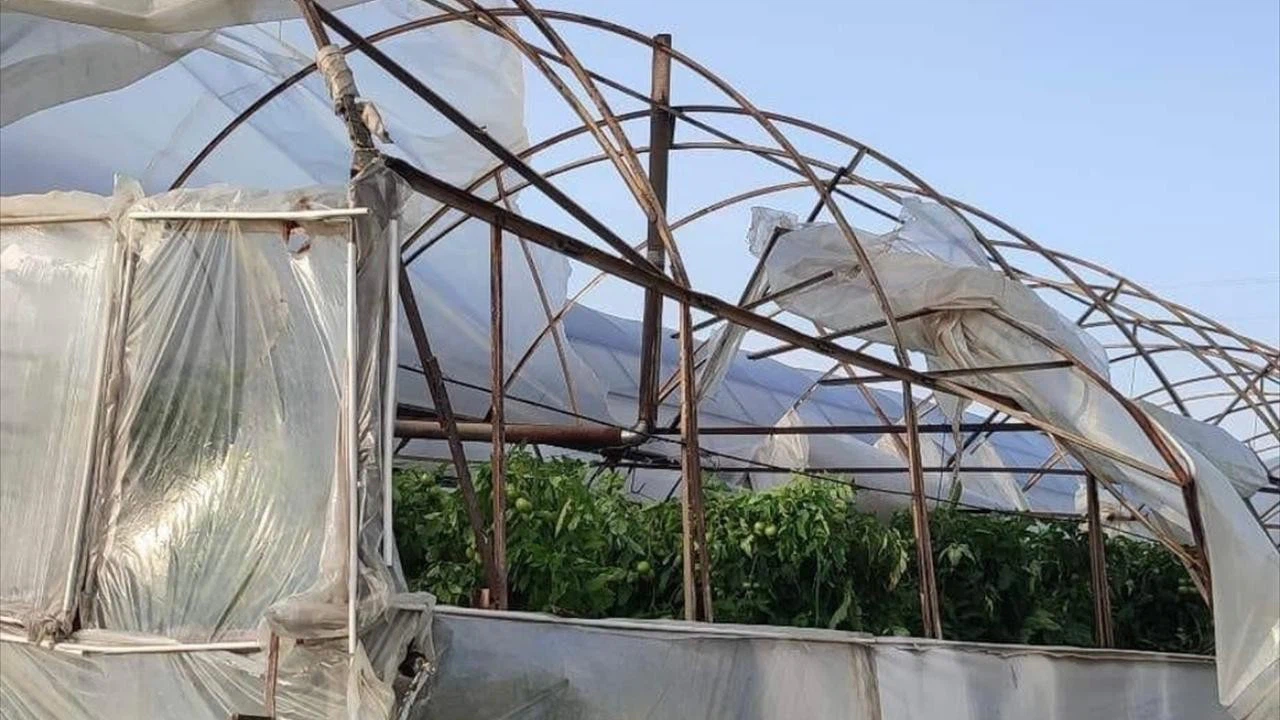 Antalya'da kuvvetli fırtına ve yağış etkili oluyor