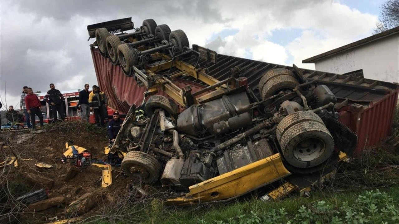Muğla'da devrilen balık yemi yüklü tırın sürücüsü yaralandı