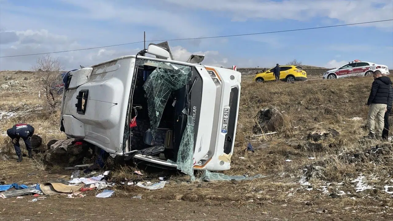 Niğde'de devrilen tur midibüsündeki 12'si yabancı turist 14 kişi yaralandı