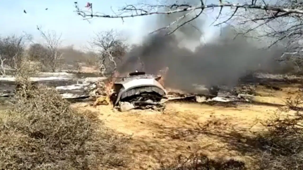 Hindistan'da iki savaş uçağı düştü, bir pilot öldü