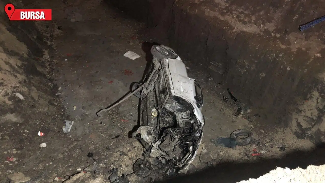 Otomobil metro hattı için kazılan çukura düştü, sürücü yaralandı