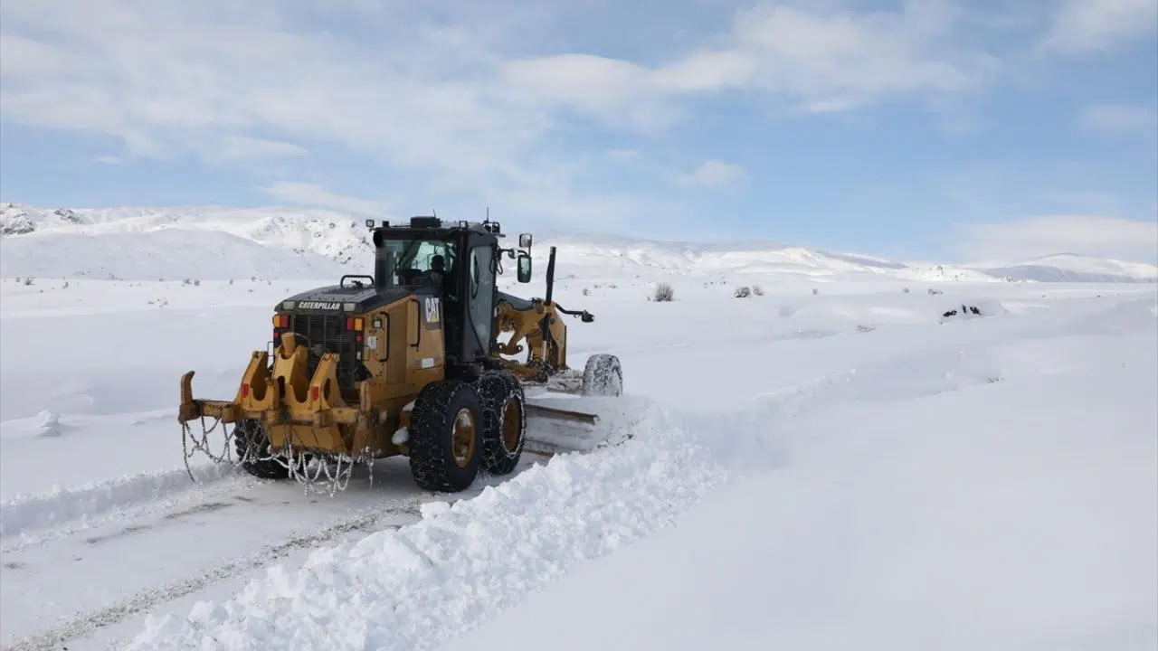 Van, Bitlis, Hakkari ve Muş'ta 932 yerleşim birimine ulaşım sağlanamıyor