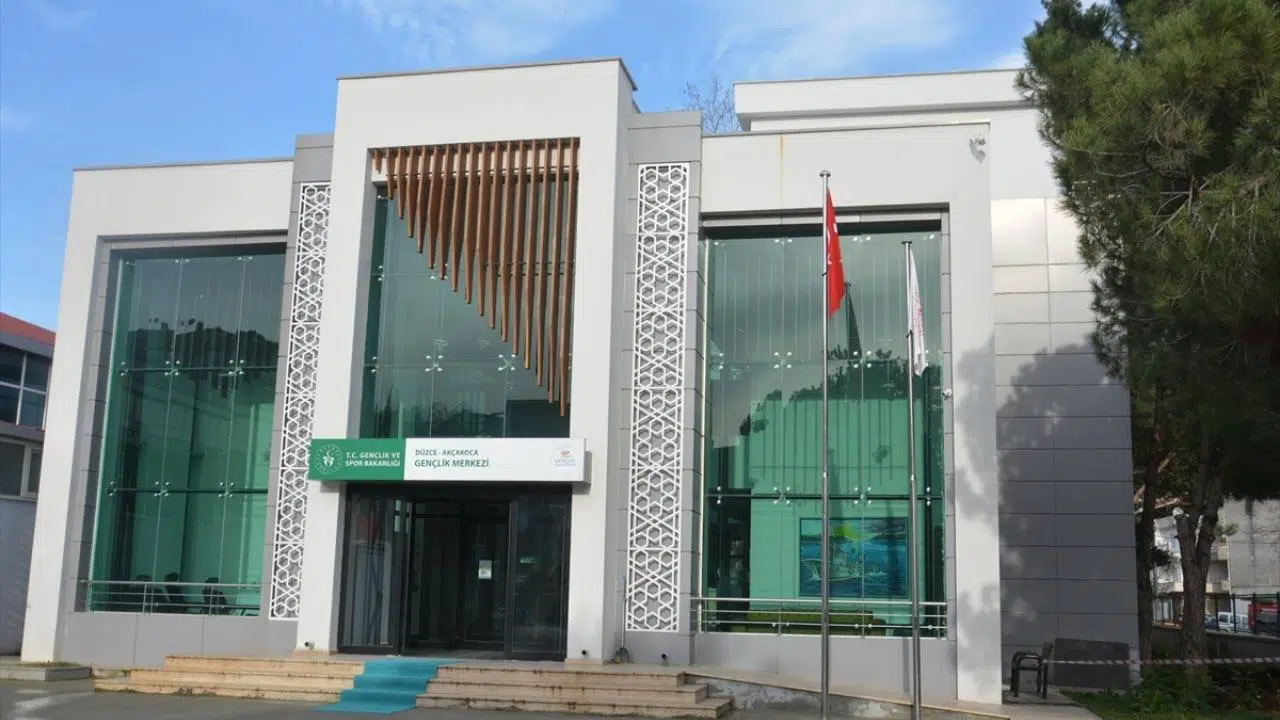 Akçakoca Gençlik Merkezi'ne ateş açıldı