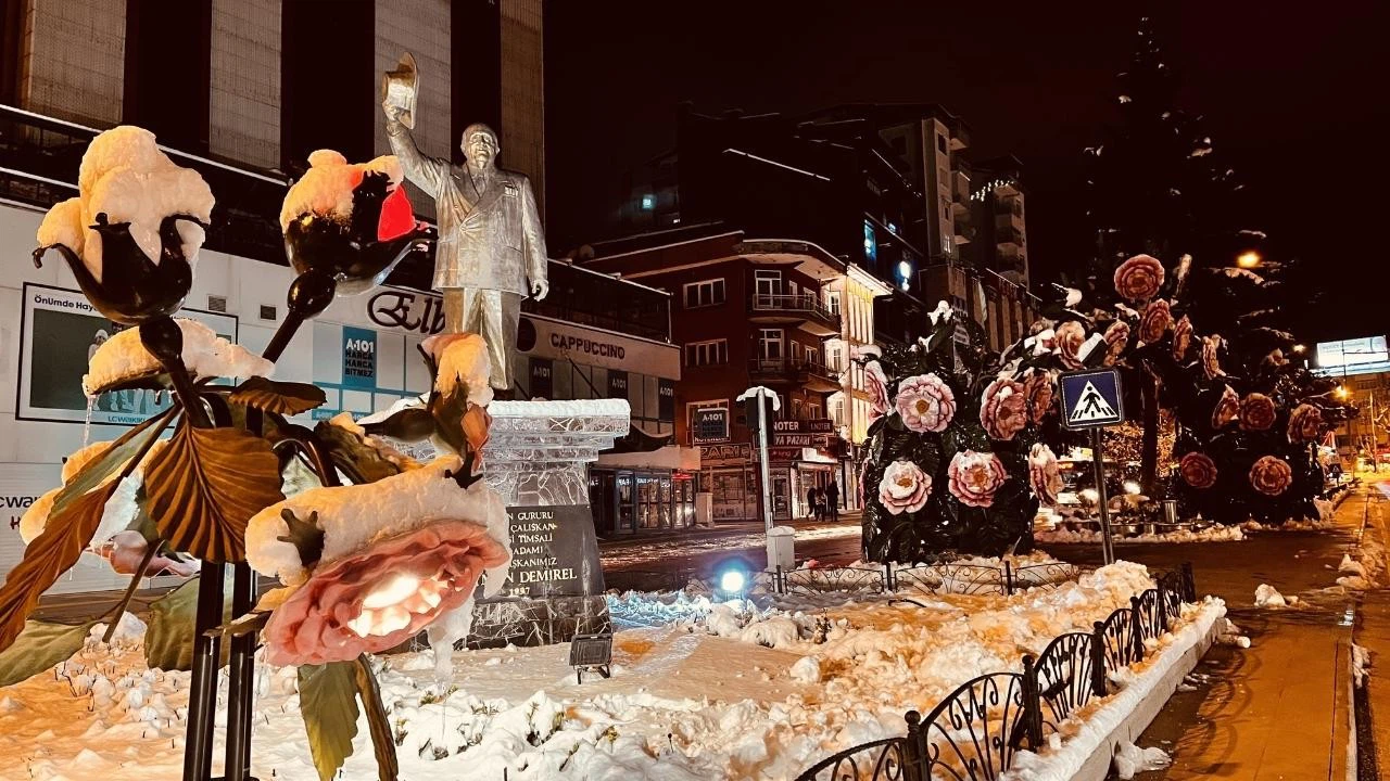 Isparta'da kar yağışı etkisini arttırdı