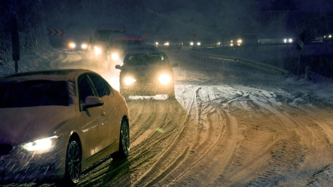 Uludağ'dan dönenler kilometrelerce araç kuyruğu oluşturdu