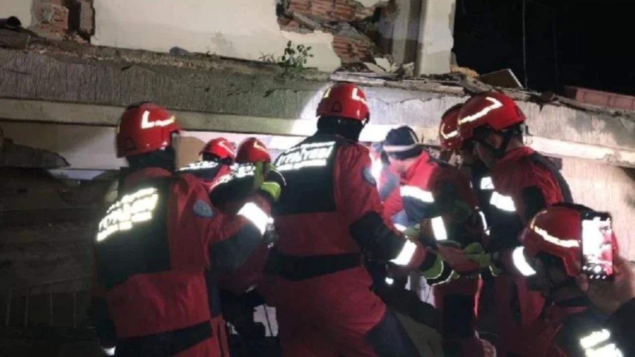 Hatay'da itfaiye ekipleri 1 yaşındaki bebeği enkazdan kurtardı