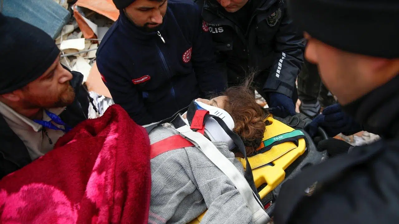 Malatya'da bir kadın enkaz altından 55 saat sonra çıkarıldı