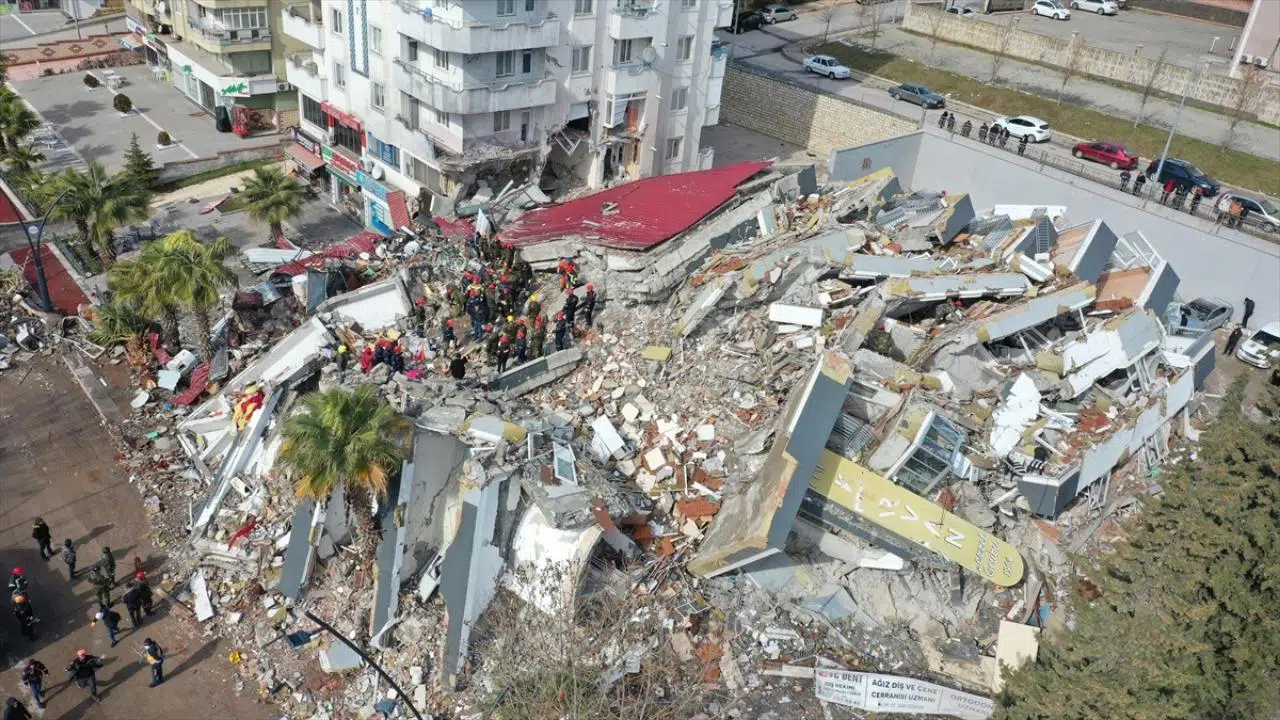 Hatay'da depremden 39 saat sonra anne ve kızı enkazdan kurtarıldı