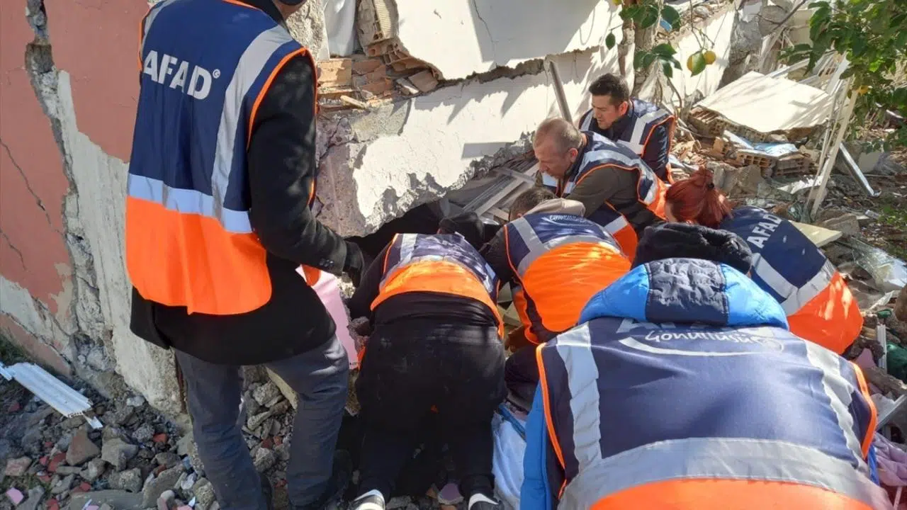 Hatay'da bir kişi 47 saat sonra deprem enkazından kurtarıldı