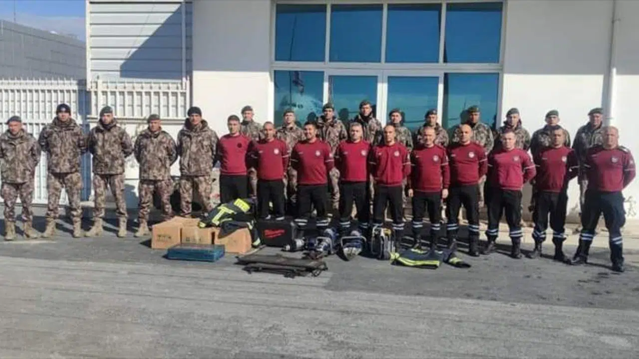 Yavru vatandan Türkiye'ye destek: Polis ve itfaiye ekibi yola çıktı!