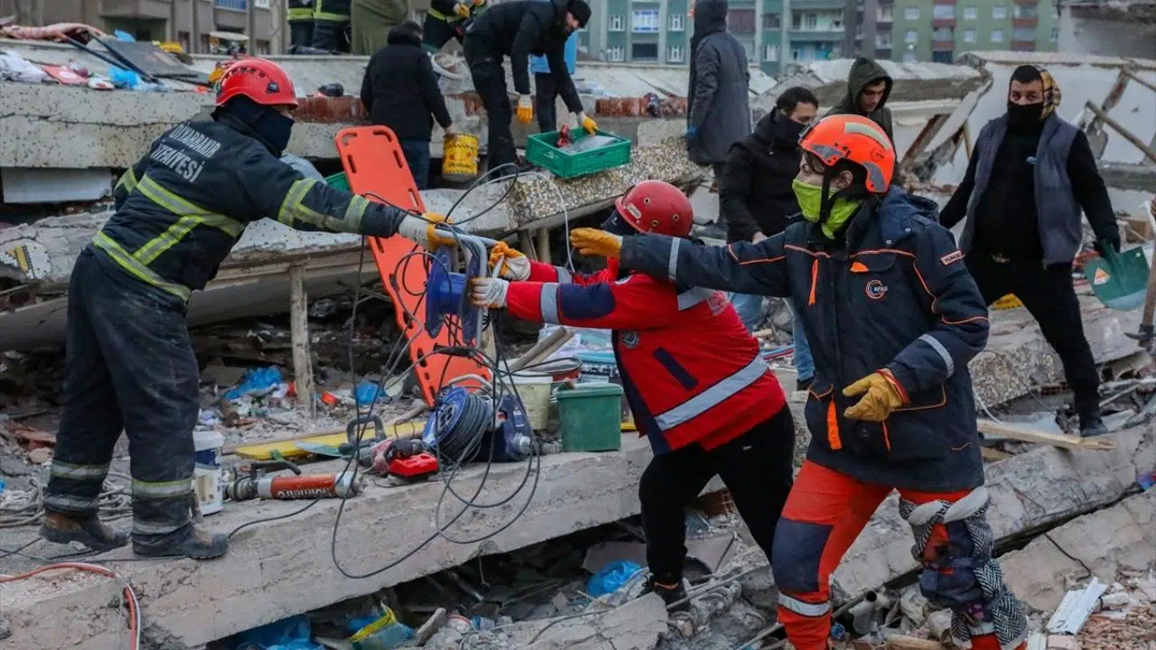 Özbekistanlı ekip 102 saat sonra depremzedeyi enkazdan kurtardı