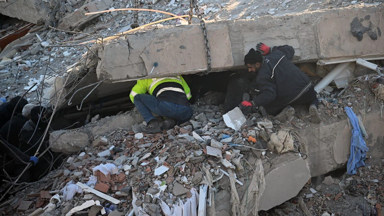 Enkazda çalışırken üzerlerine beton parçası düştü: 3 görevli yaralandı!