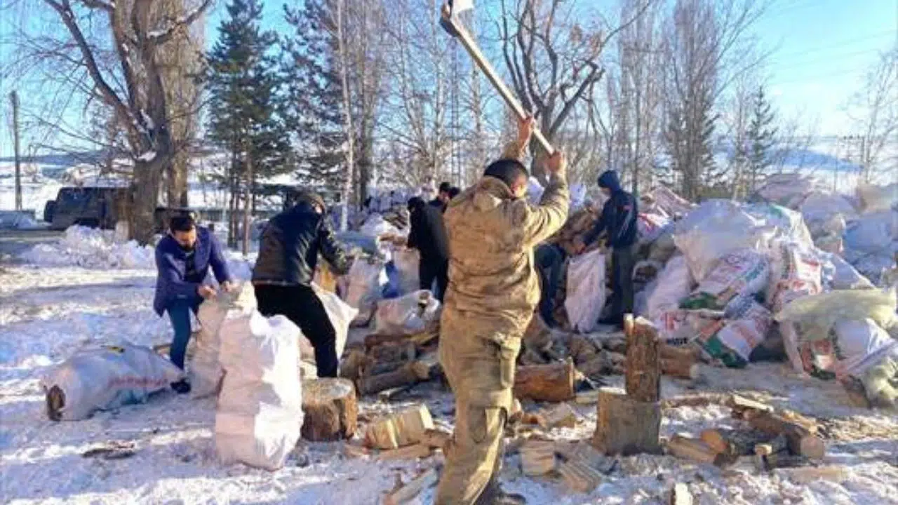 Ardahan'da orman köylüleri yakacak odunlarını depremzedelere gönderdi