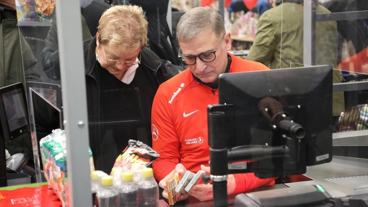 Kuntz, Almanya'da depremzedeler yararına kasiyerlik yaptı