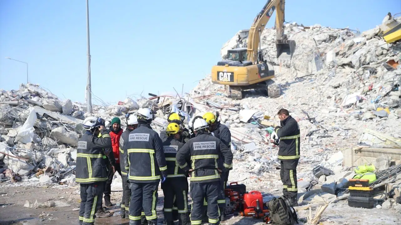 Malta'dan Malatya'ya yardıma koşan arama kurtarma ekibi görevde