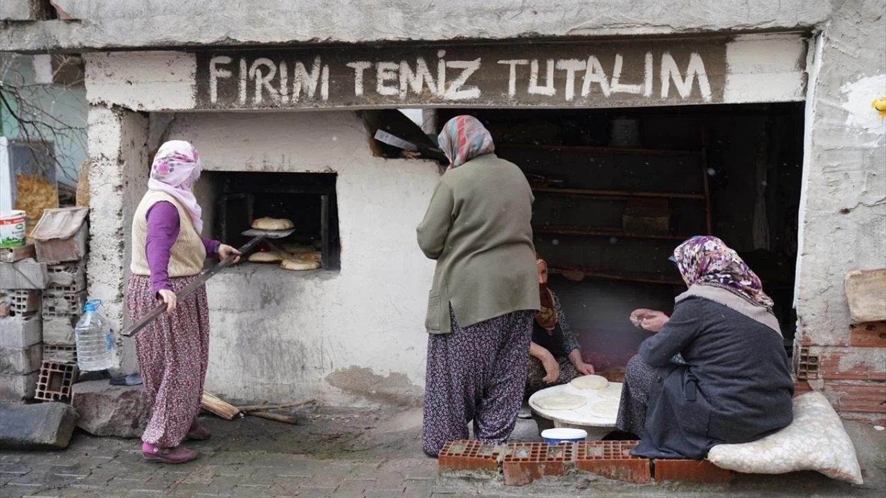 Tokatlı kadınlar depremzedeler için ekmek pişirdi