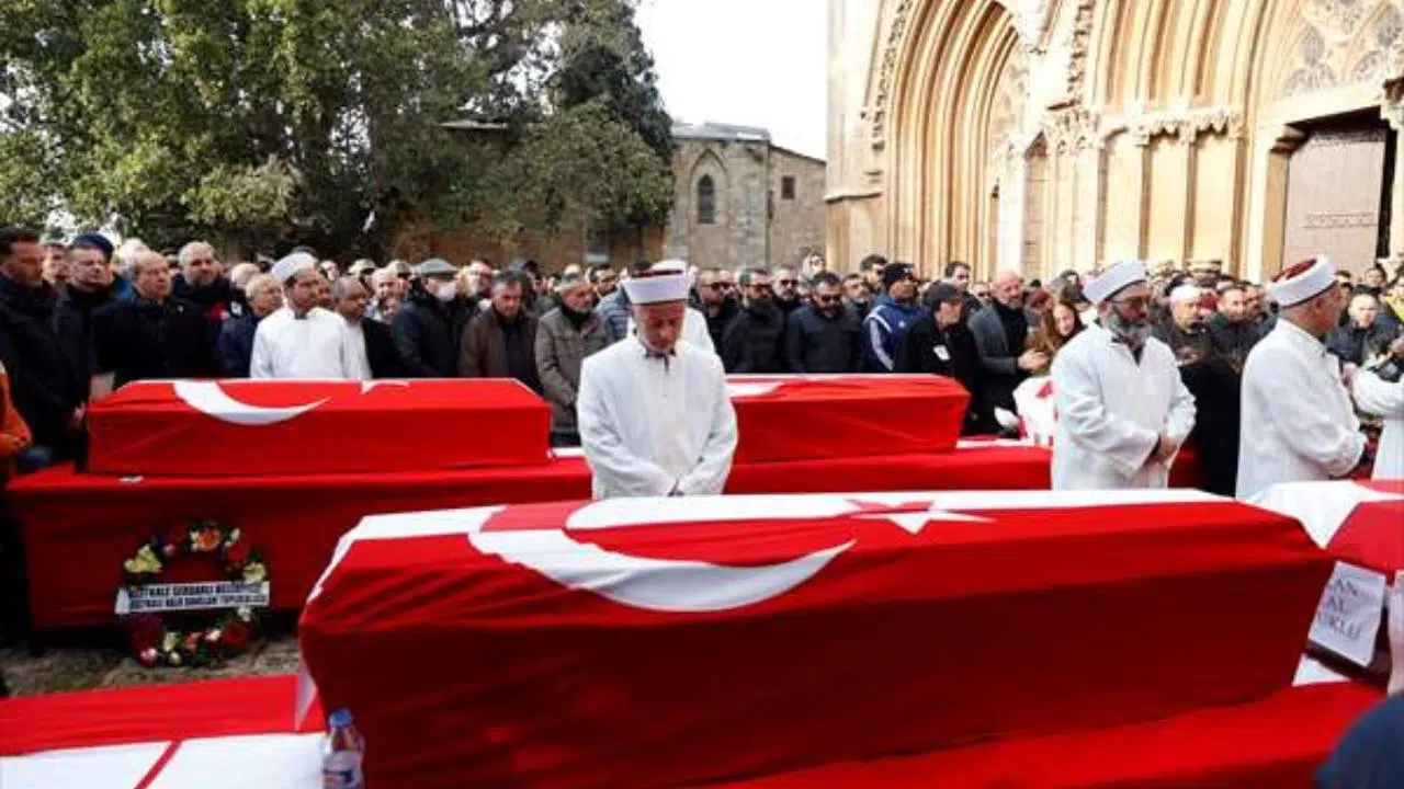 Depremde hayatını kaybeden voleybol takımının cenazeleri KKTC'ye getirildi