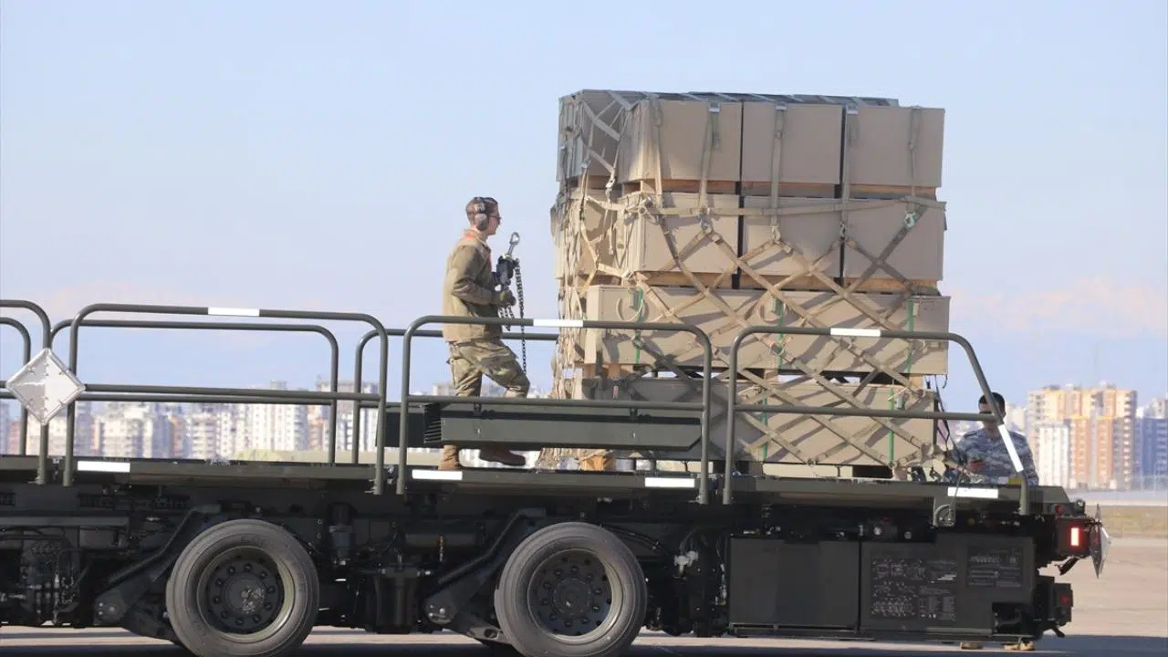 İran Türkiye'deki deprem bölgesine 1000 çadır gönderdi