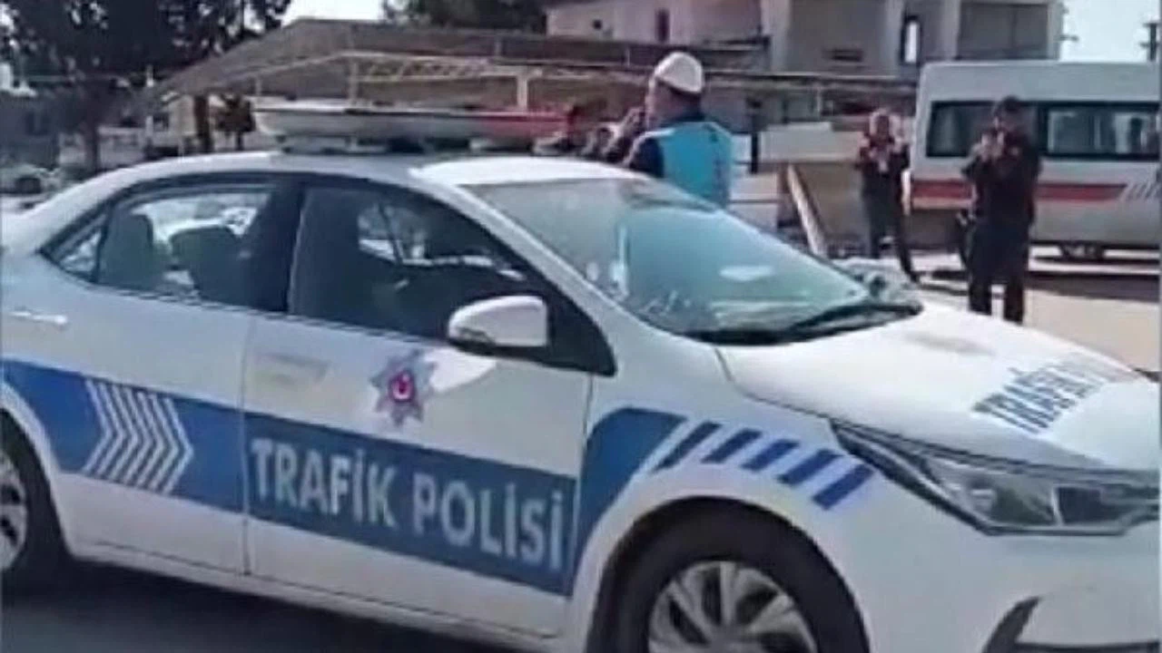 Depremde zarar gören caminin müezzini, polis megafonu ile ezan okudu