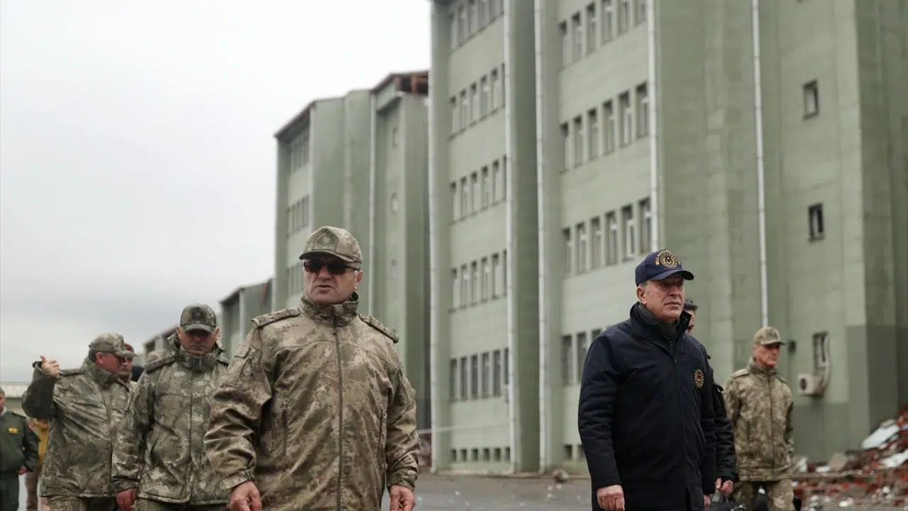 Bakan Akar, Saadet Partisi Genel Başkanı Karamollaoğlu ile görüştü