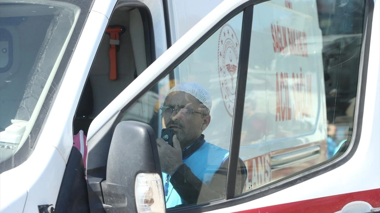 Deprem bölgesinde ezan ambulanslardan okunuyor!