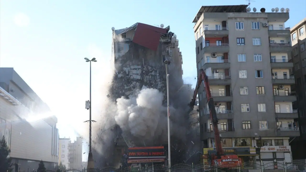 Diyarbakır'da çökme tehlikesi bulunan 9 katlı binanın yıkımına başlandı