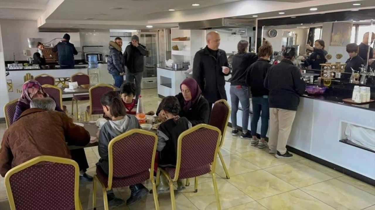 Isparta'ya gelen depremzedeler tesislere yerleştiriliyor