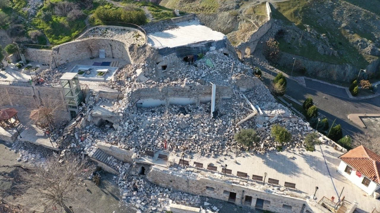 Bayezid-i Bistami Türbesi depremde zarar gördü