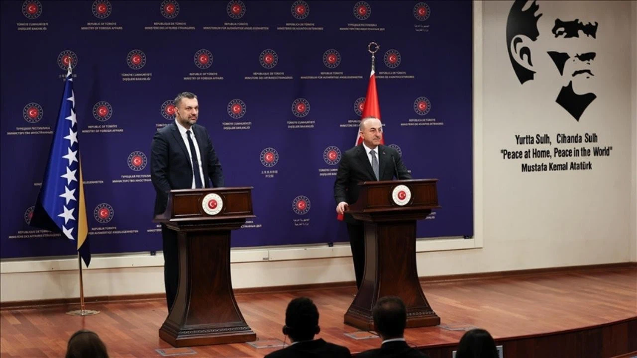 Bakan Çavuşoğlu: Bosna Hersek arama kurtarma ekibi 26 kişiyi enkazdan kurtardı