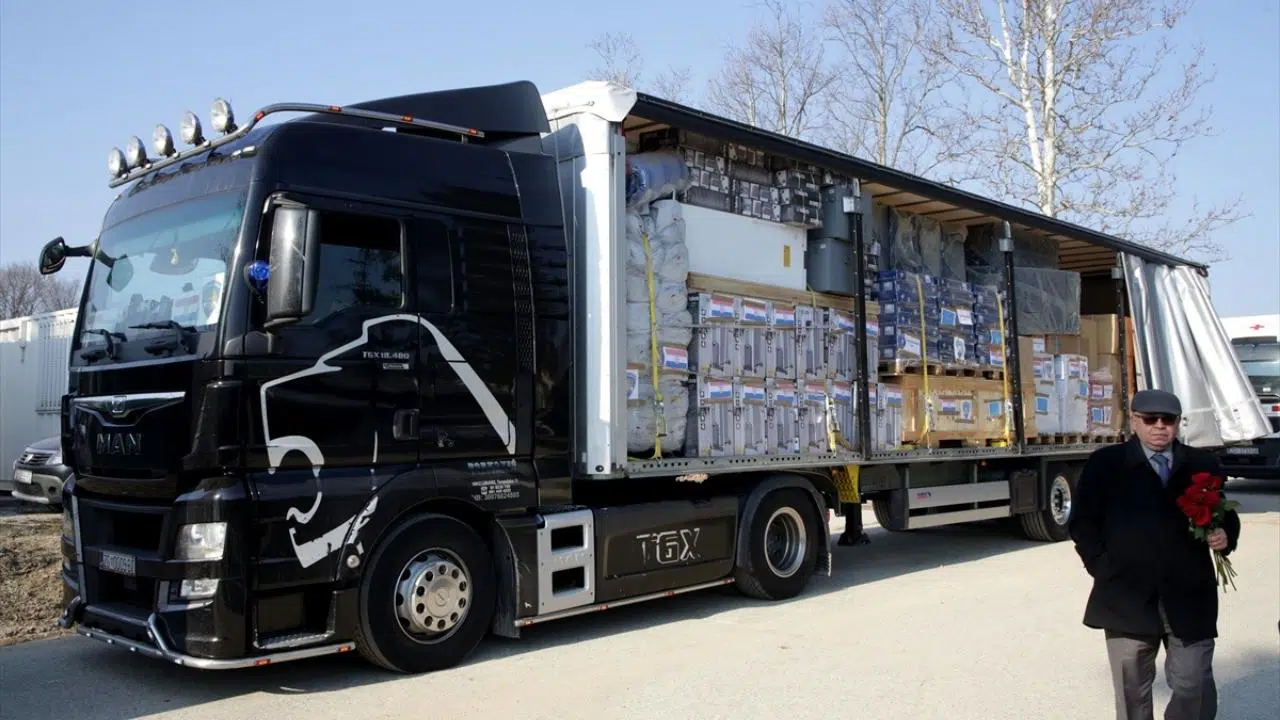 Yeni açılan sınır kapısından ilk BM yardım konvoyu Suriye'ye geçti