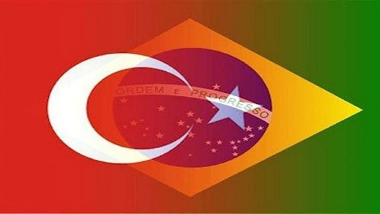 Kurtarıcı İsa Heykeli Türkiye ve Suriye bayraklarıyla aydınlatıldı