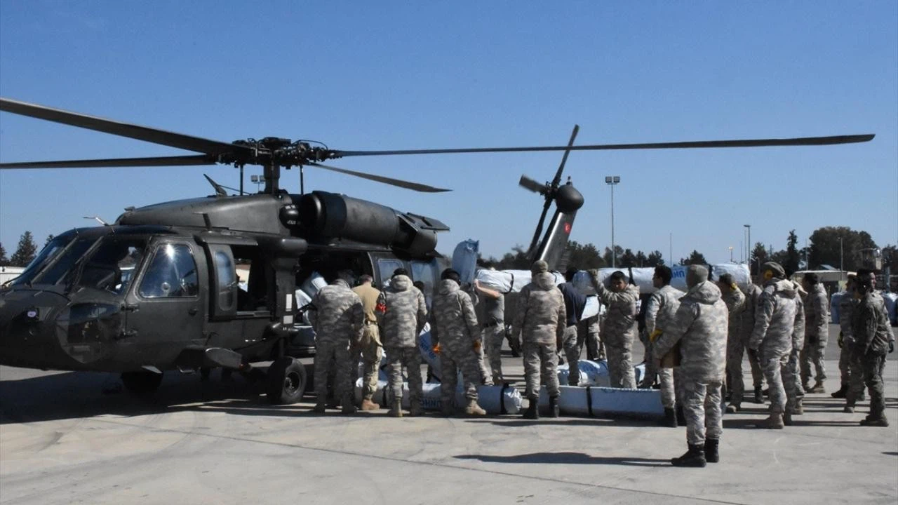 Mehmetçik, İncirlik Üssü'nde yardımların sevkiyatı için gece gündüz görev başında