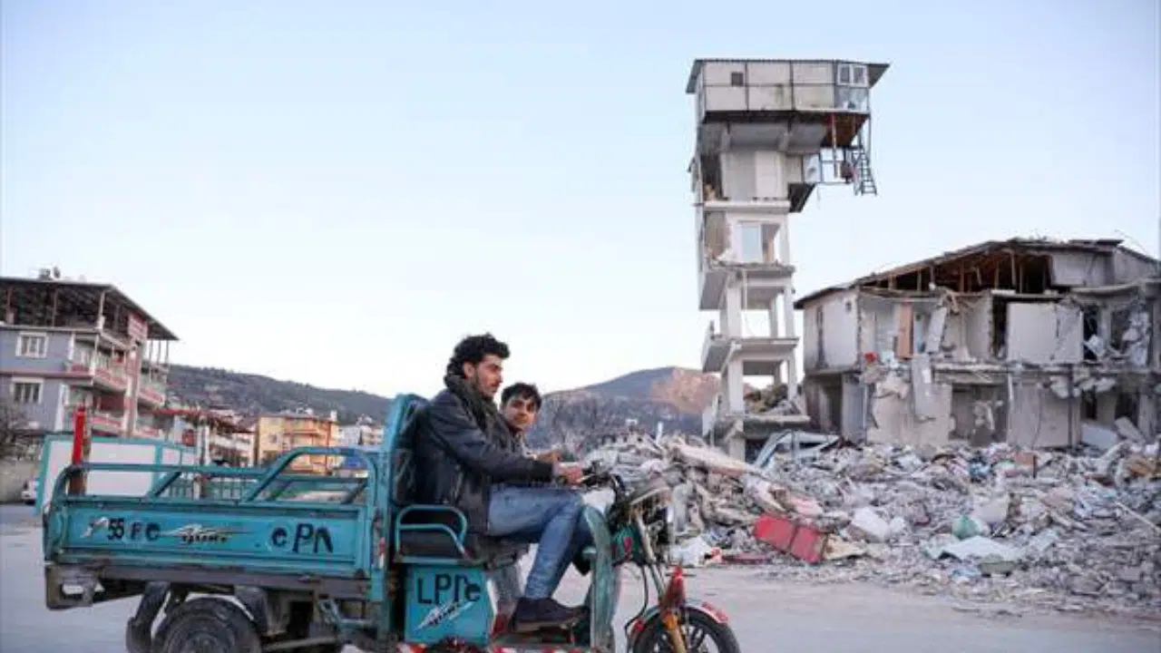 Hatay'da depremde çöken binanın ek yapısı ayakta kaldı