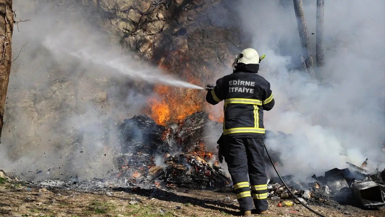 Edirne'de geri dönüşüm malzemelerinin depolandığı alanda yangın çıktı